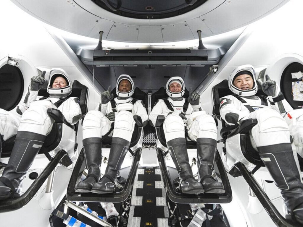 spaceX capsule reaches space station with 4 astronauts