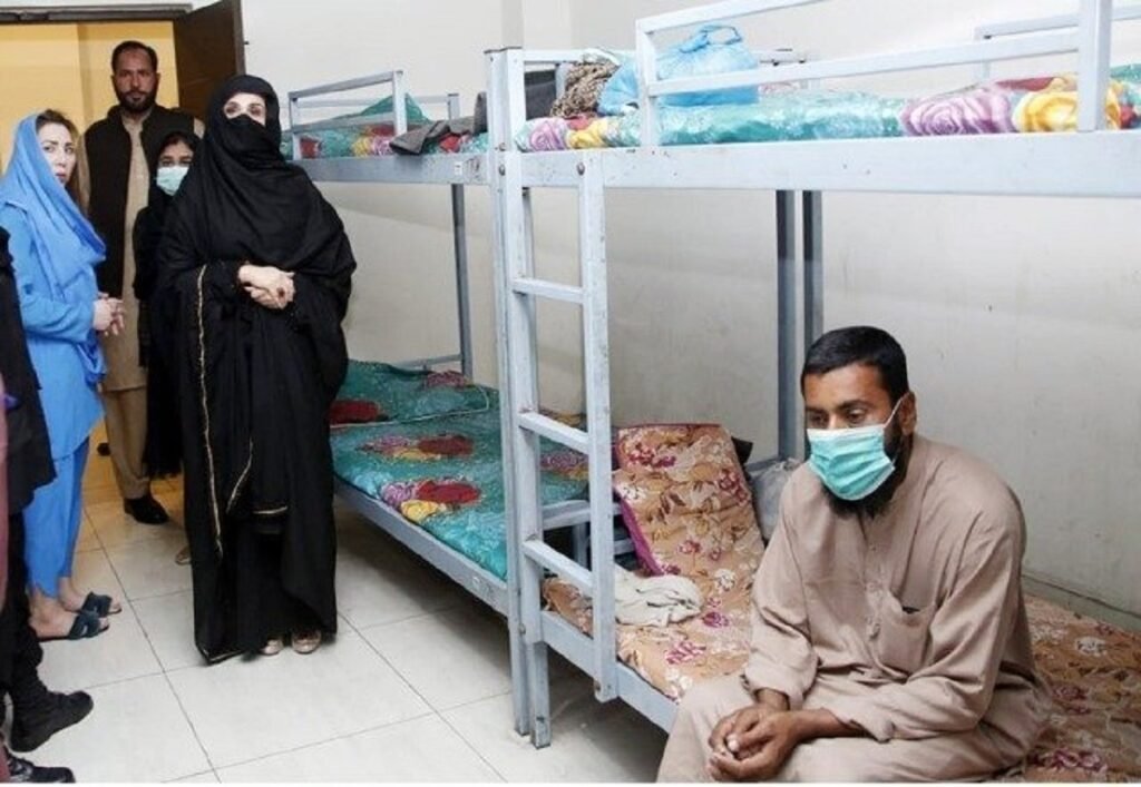 First Lady visits needy shelter home near Data Darbar Lahore