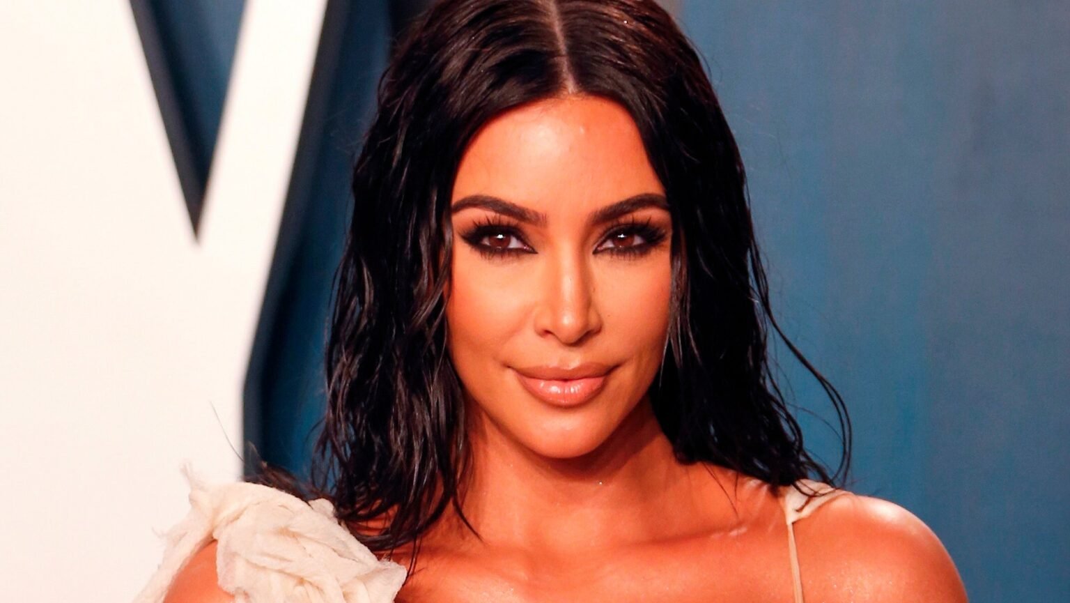 To avoid eating, “Edgy” Kim Kardashian sprays her food with ‘glass cleaner’
