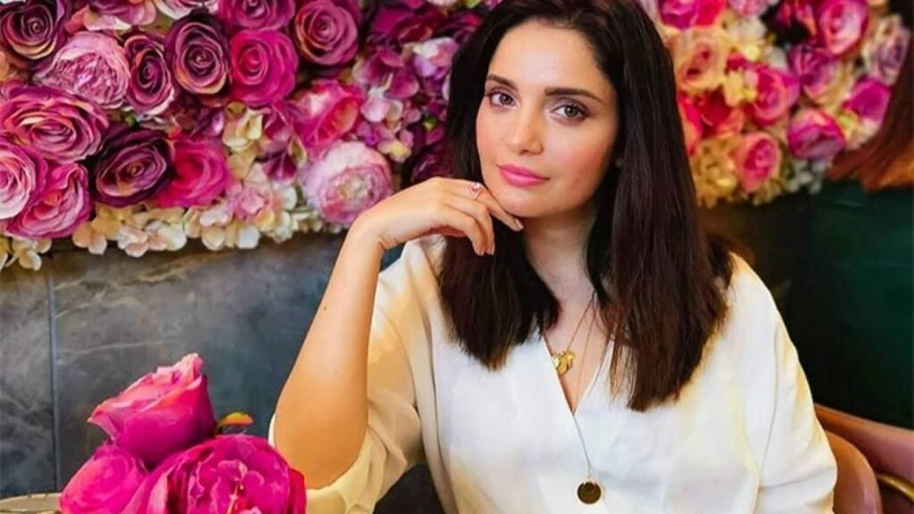 U R Chamkta Nageena, khidmat kar k Jeena, Armeena! Armeena Khan awarded for her public service in UK