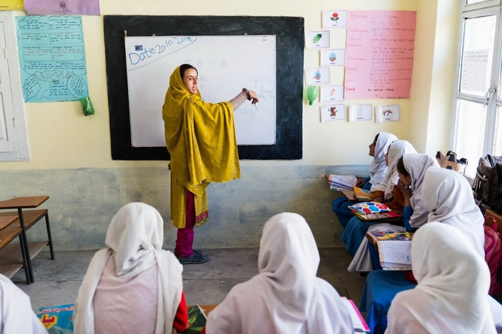 KP govt to appoint 1,300 teachers on a temporary basis