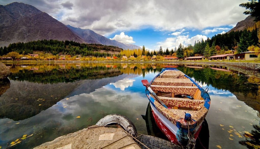 Several tourists looted at gunpoint in Swat in region’s third such incident in less than a week; Swat in trouble