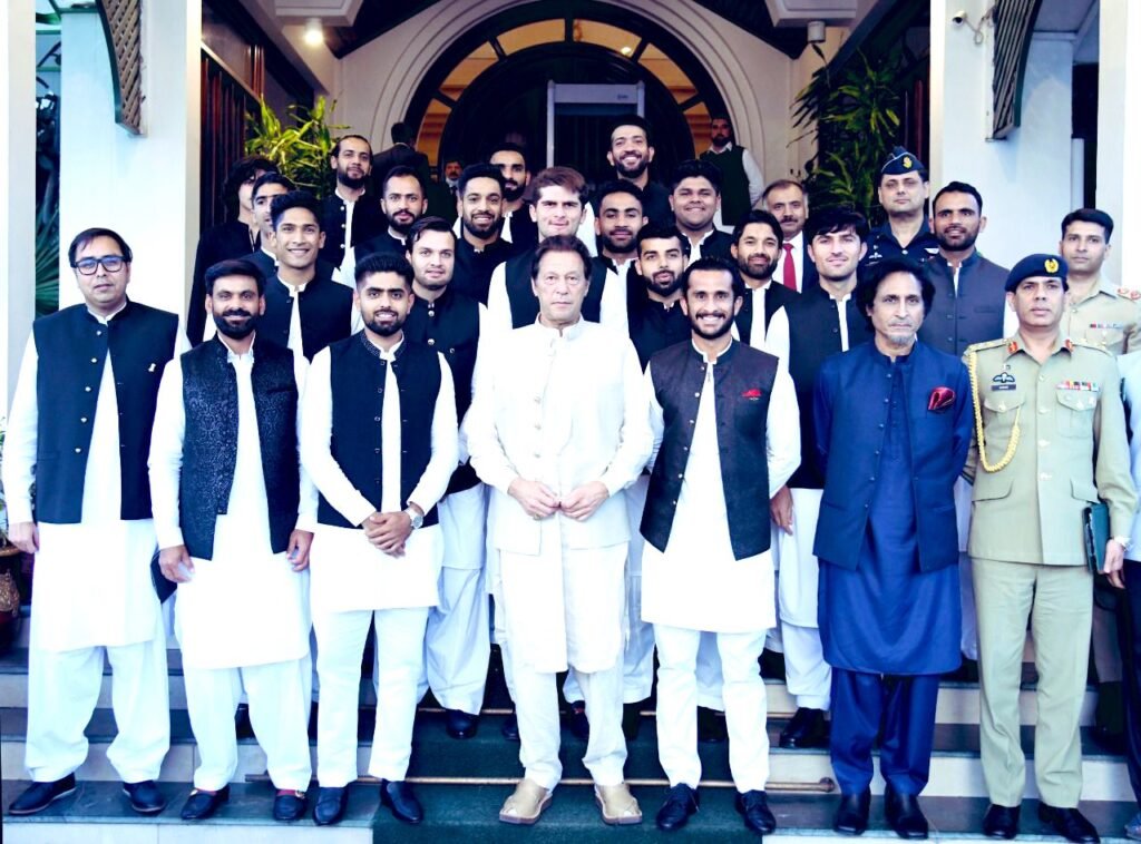 Cricket Team Meets PM; Mohammad Hafeez meets his ‘hero’ PM Imran Khan