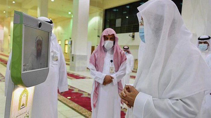 makkah’s grand mosque robots speak 11 languages to guide pilgrims to perform rituals