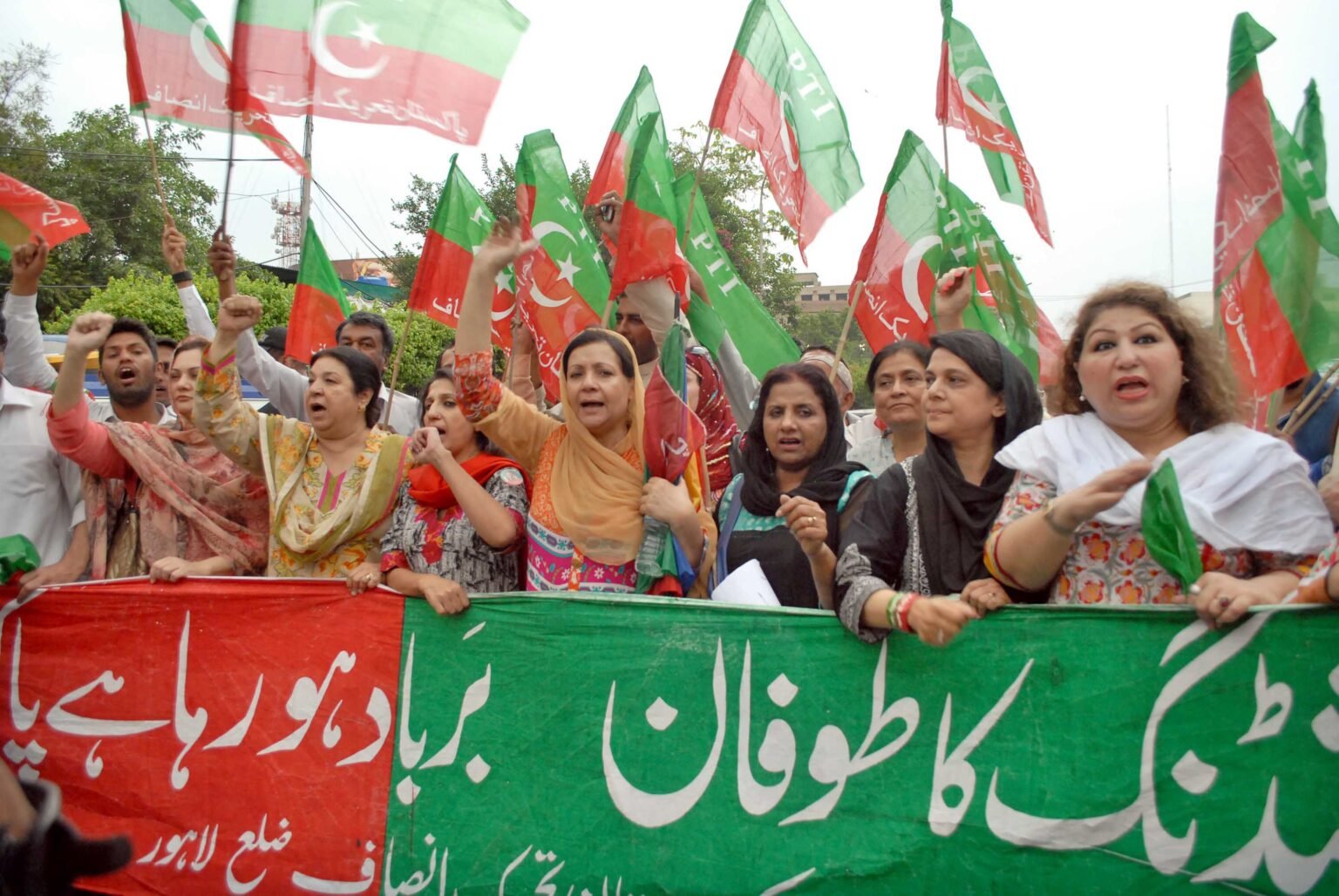 PTI, Opposition prepare for decisive show of public strength in Islamabad ahead of no-confidence move