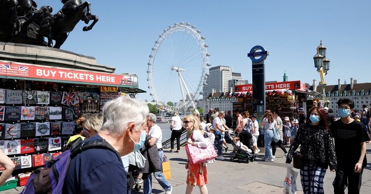 Spike in Covid fatalities in England on the hottest day stuns experts