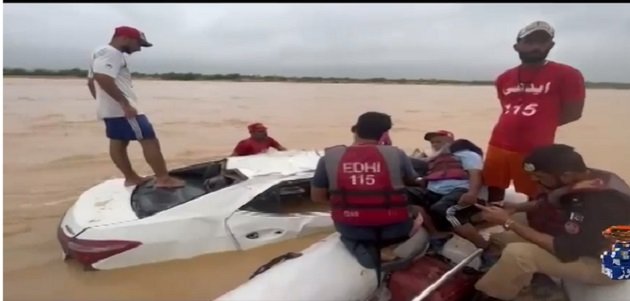 Flood sweeps away a car carrying 7 family members of Karachi: Car found in Malir River