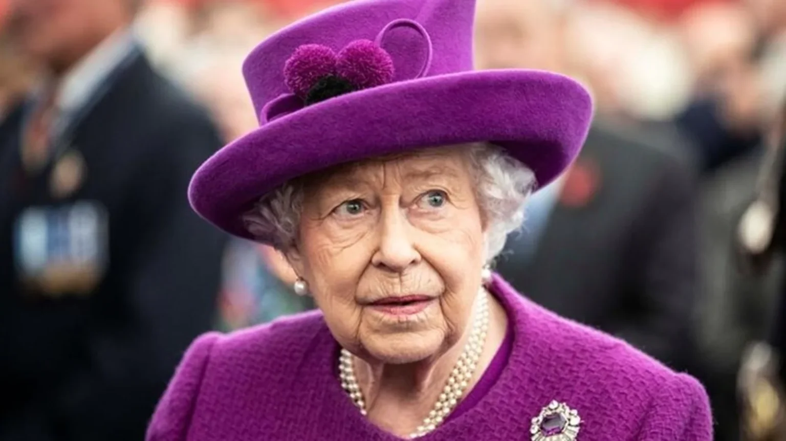 Queen Elizabeth’s health worsens, prompting alarm