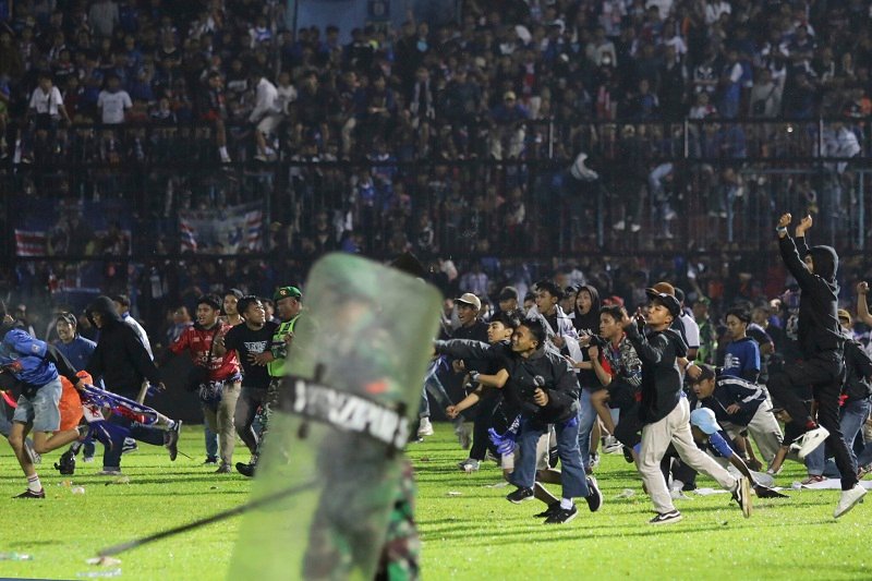 Indonesian govt orders probe into football stadium tragedy to hold culprits accountable, death toll revised down to 125