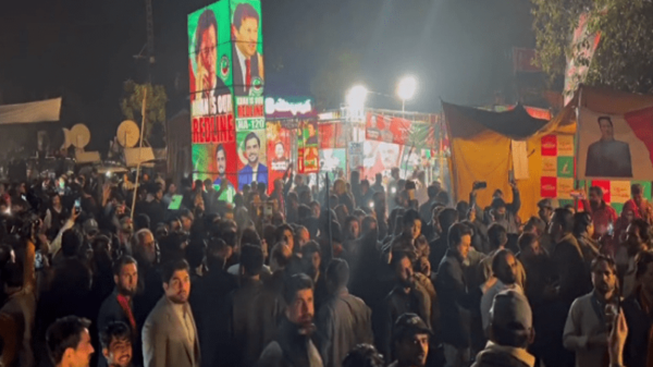 PTI workers gather at Lahore's Zaman Park to resist Imran's arrest