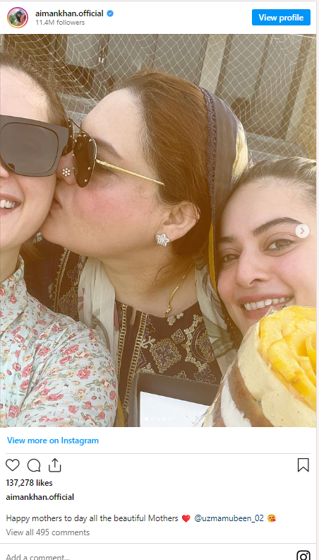 Aiman Khan with her mother