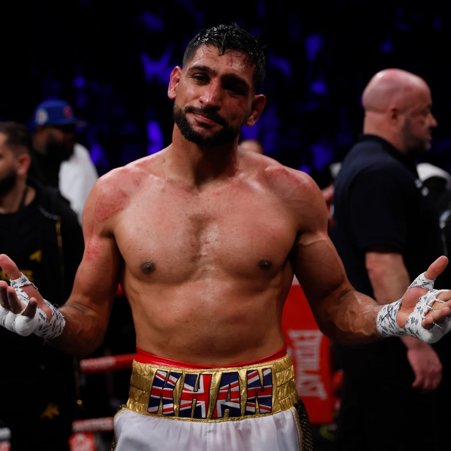 Boxer Amir Khan apologies to his wife for texting other women
