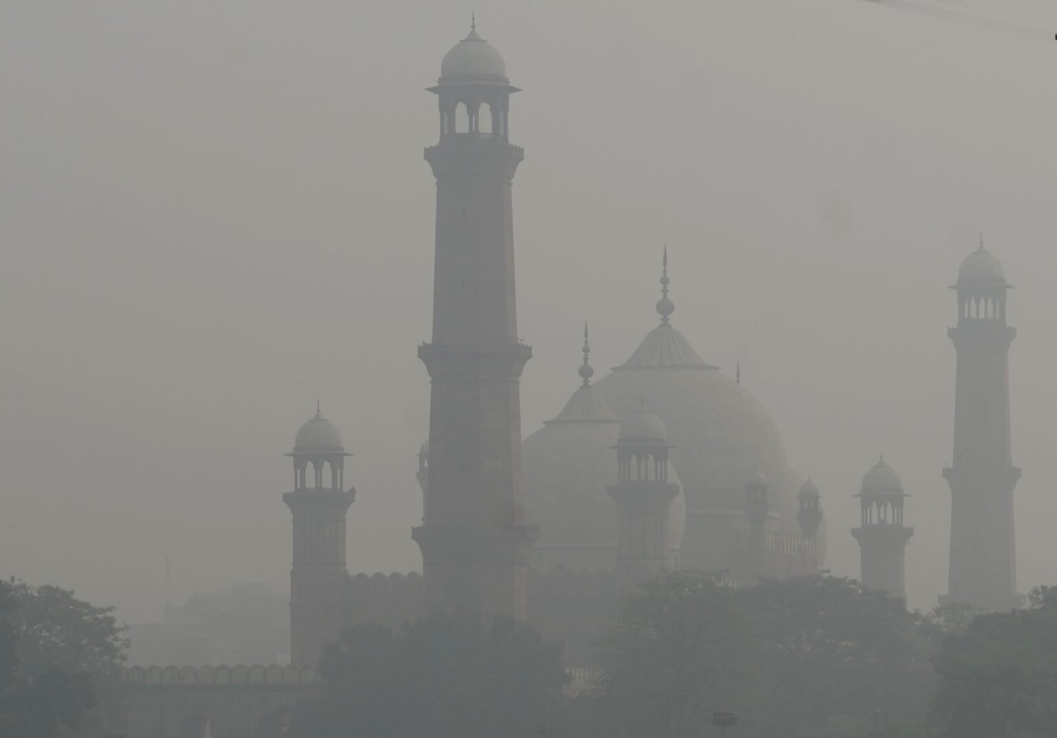 Air pollution may shorten life expectancy by nearly 4 years in Pakistan: Report