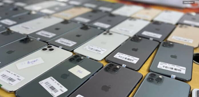 Customs Thwart Smuggling of Rs130 Million Worth of iPhones at Karachi Airport