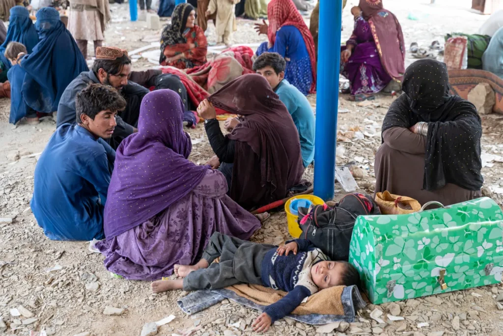 US Unveils Emergency Hotline for Afghans Immigrants in Pakistan