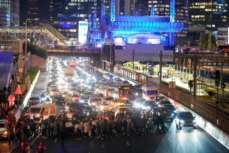 Highway Standoff: Tel Aviv Traffic Halted as Women’s Groups Demand Urgent Resolution to Hostage Situation