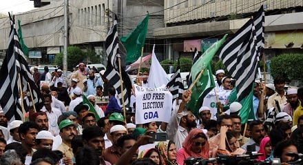 GDA, PTI, JI, and JUI Unite in Protest Outside Sindh Assembly as Newly Elected MPAs Take Oath