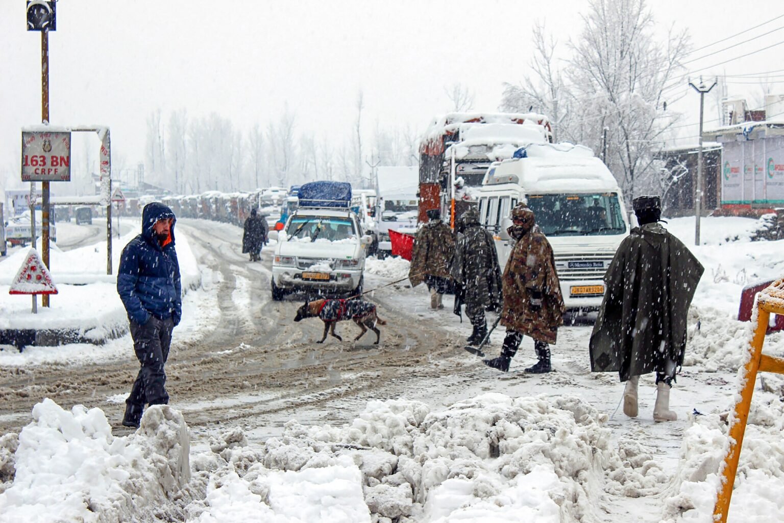 Tourists Stuck at Changla Street After Intense Snowfall