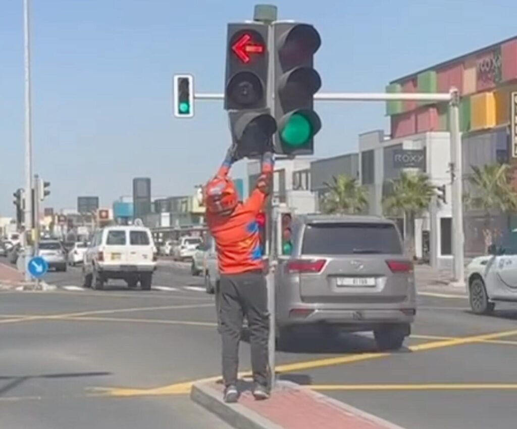 UAE Commends Pakistani man for fixing traffic signal on his own