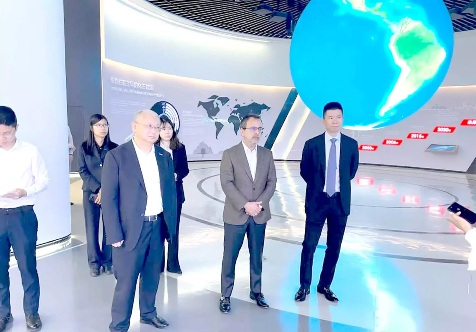 Awais Extends Invitation to Chinese Firm for Solar Panel Fabrication in Pakistan