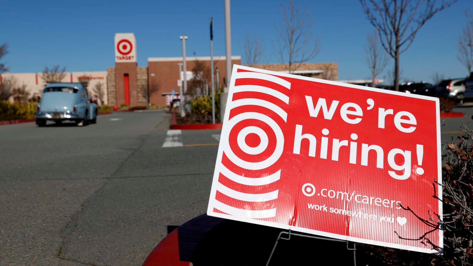 Major US Companies Prepare to Hire Thousands for Seasonal Roles