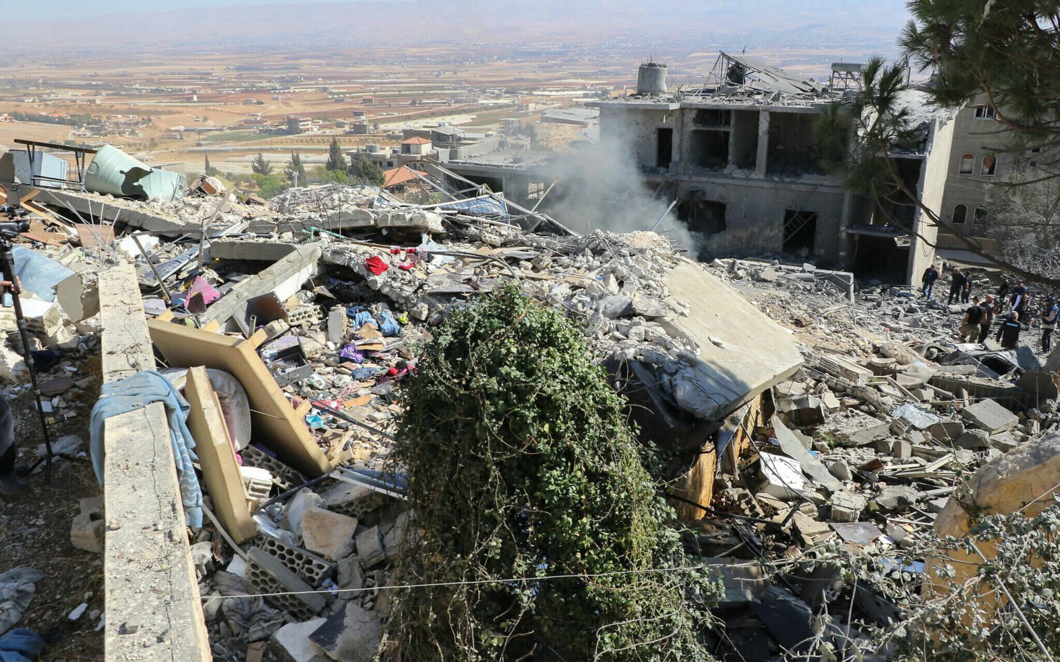 Israeli Airstrikes in Baalbek, Lebanon, Leave 60 Dead and Dozens Injured