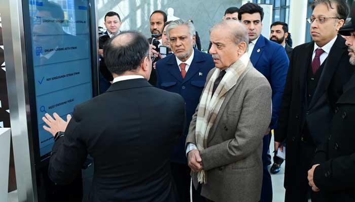 PM Shehbaz Sharif Visits Azerbaijan’s ‘Asan Khidmat’ Centre offering 400 services to public, Plans to Replicate Model in Islamabad