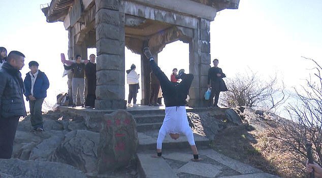 Chinese mountaineer scales famous peaks entirely on his hands