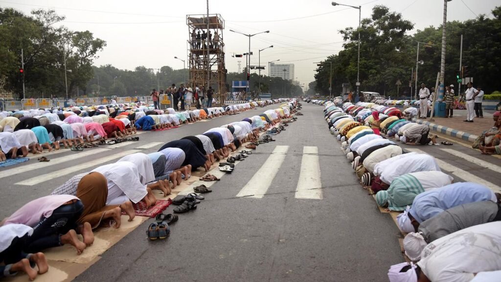 Uttar Pradesh: Police Threatens FIR for Offering Eid Prayers on the Road