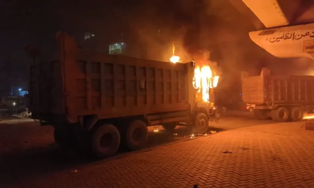 Violence Erupts in Karachi After Dumpers Collide, Vehicles Set Ablaze