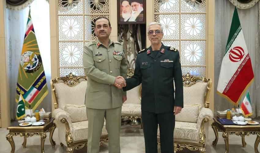 Pakistan, Iran Pledge to Deepen Military Cooperation