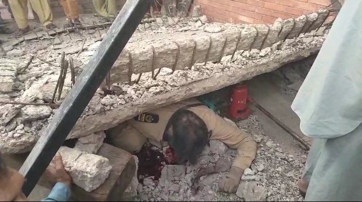 Pedestrian Bridge Collapse at Khanewal Railway Station leaves one dead