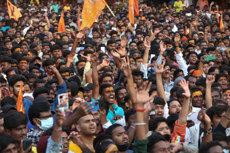 Hindu Extremist Groups Issue Ultimatum to Muslim Shopkeepers Amid Rising Tensions in India