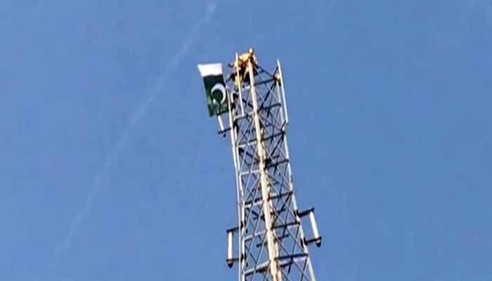 Man Climbs Mobile Tower in Islamabad, Performs Exercises in Bizarre Stunt