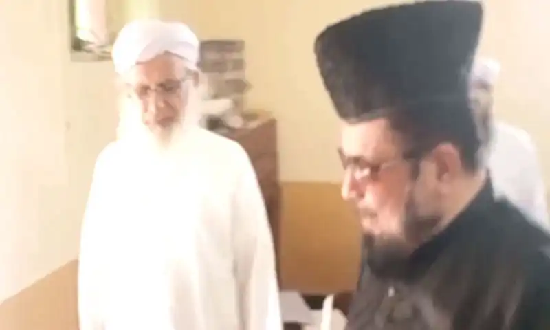 Viral Video: Maulana Abdul Aziz Forces Mufti Abdul Qavi Out of Lal Masjid at Gunpoint