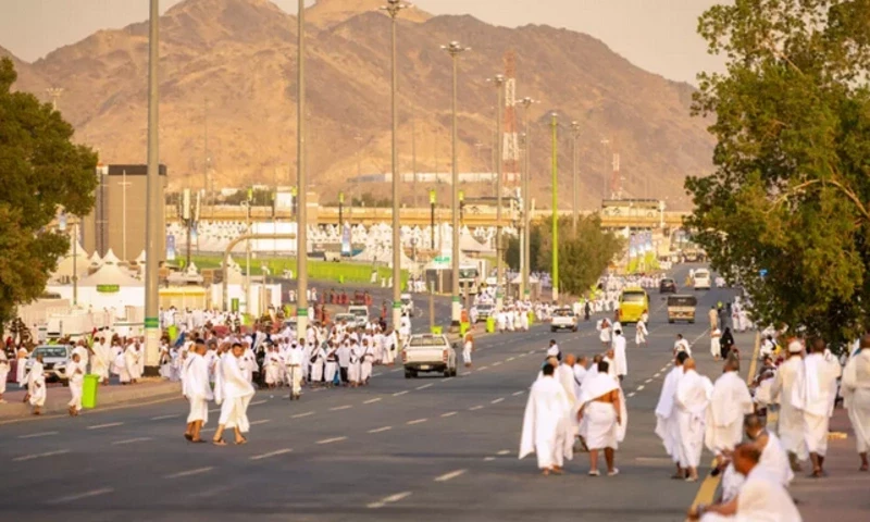 Pilgrims Climb Mount Arafat Amid Scorching Heat as Hajj Reaches Spiritual Peak