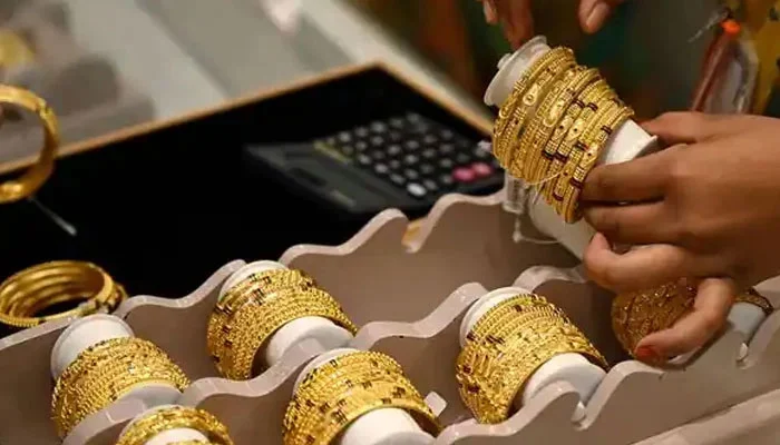 Gold Price Falls by Rs2,000 Per Tola Across Pakistan Gold price increase Pakistan