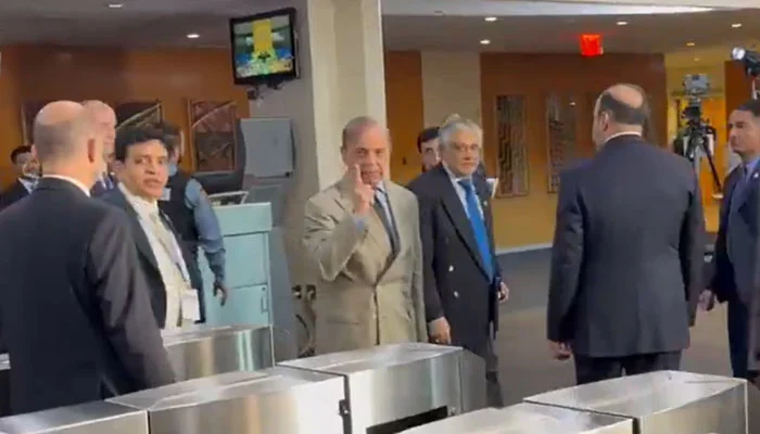 PM Shehbaz Sharif Silences Indian Reporter with Strong Reply