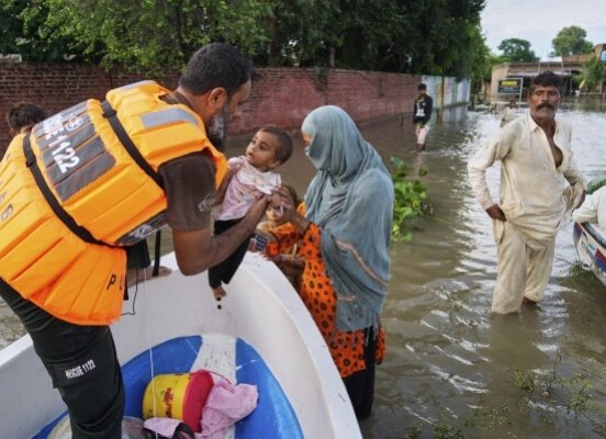 Punjab Launches “Floating Clinics” to Deliver Urgent Healthcare to Flood-hit people Clinic on Boats in Punjab
