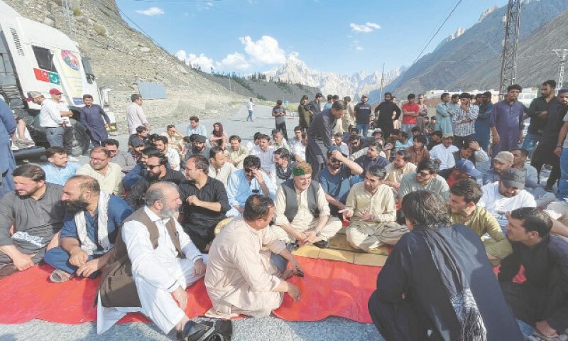 Chinese and Other Tourists stranded in GB amid Protest at Khunjerab Pass Tourists and Students stranded in Gilgit-Baltistan