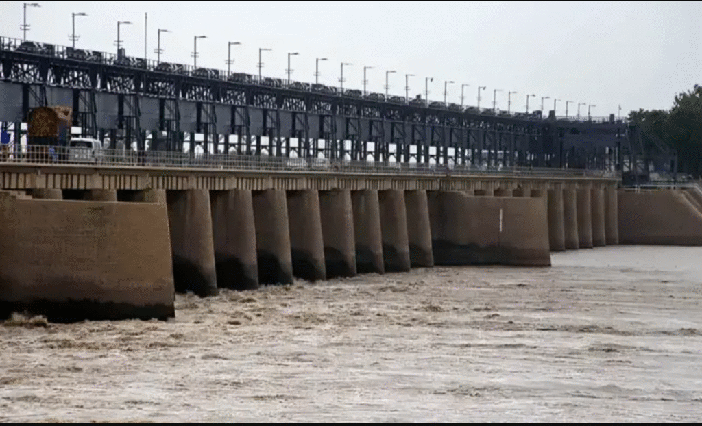 Sindh on High Alert as Panjnad to Receive 700,000 Cusecs of Water in 24 Hours Sindh flood alert Panjnad water levels