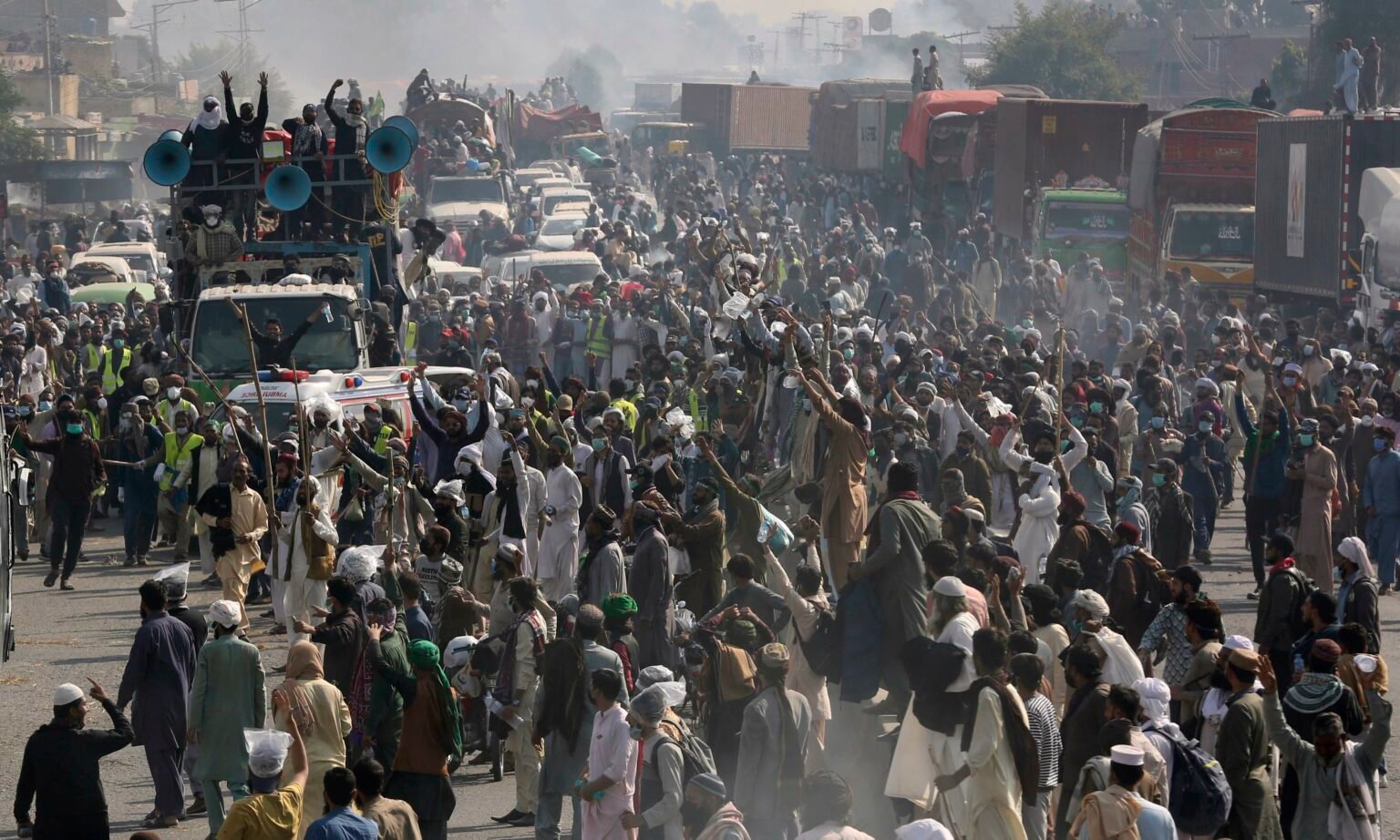 TLP March Reaches Muridke as Clashes Leave 40 Policemen Injured
