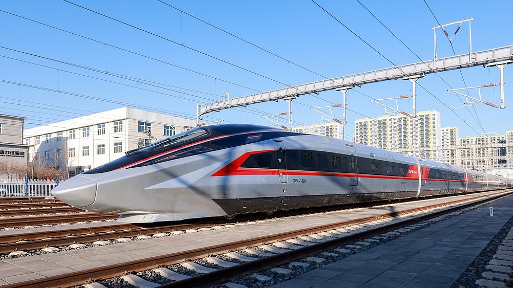 China’s CR450 High-Speed Train Sets Global Record with 450 km/h Top Speed