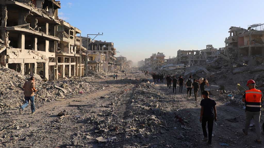 Thousands of Gazans Return Home Through the Rubble After Ceasefire Gaza ceasefire displaced Palestinians return