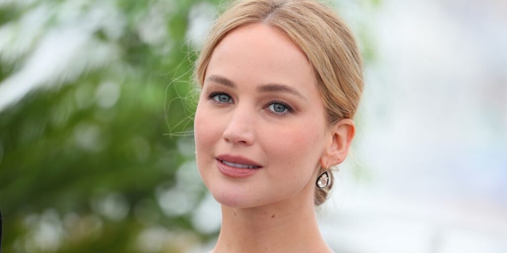 Jennifer Lawrence Reflects on Fame and Calls Interviews “So Embarrassing” Jennifer Lawrence admits her old interviews embarrass her, reflecting on fame, public backlash, and feeling personally rejected.