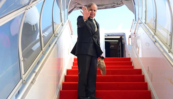 PM Shehbaz Sharif Returns to Lahore After UK Visit | Key Meeting Expected PM Shehbaz Sharif Returns to Lahore After UK Visit | Key Meeting Expected