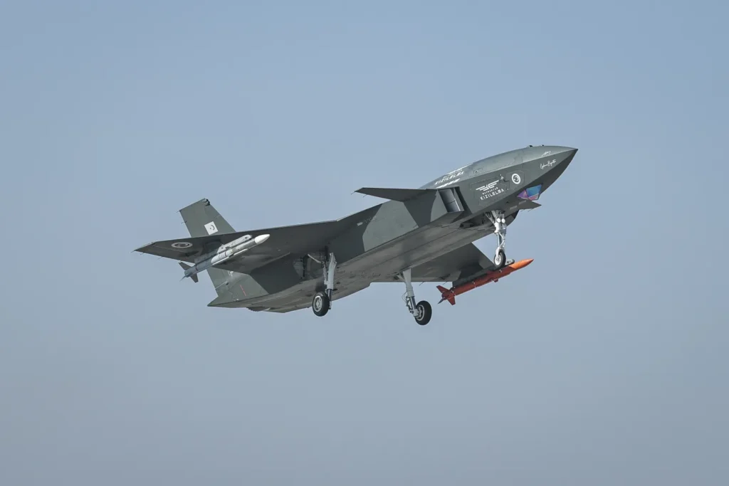 Turkish fighter jet Kizilelma Sets Global Milestone With First Air-to-Air Missile Test Türkiye’s Kizilelma UAV makes history after firing a long-range air-to-air missile and hitting a jet target successfully.