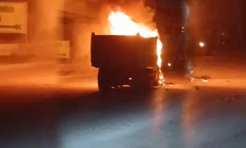 Mob Sets Water Tanker on Fire After Motorcyclist Killed in Karachi Collision