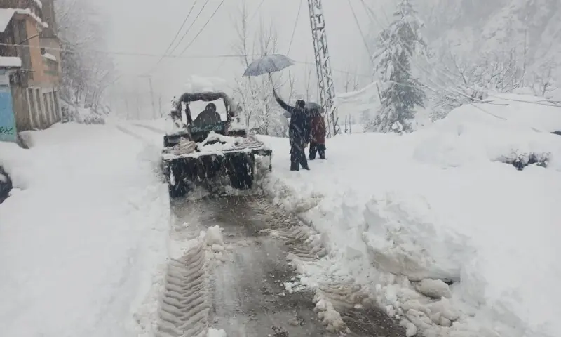 Nine Dead as Heavy Snowfall Paralyzes Northern Pakistan