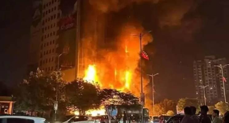 Fire Erupts in Tariq Road Mall Basement, Firefighters Contain Blaze